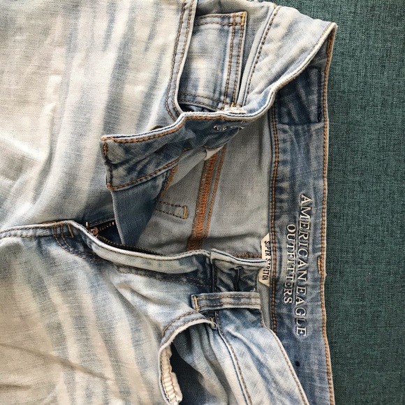 Stretchy Light wash denim shorts - Picture 2 of 3
